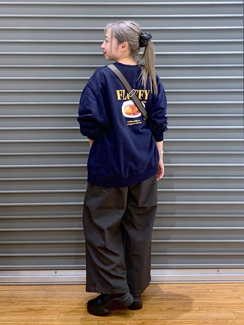 グレー系のその他パンツ、ブラック系のブーツ、その他のショルダーバッグを着用したレディースの冬コーディネートの5枚目の写真