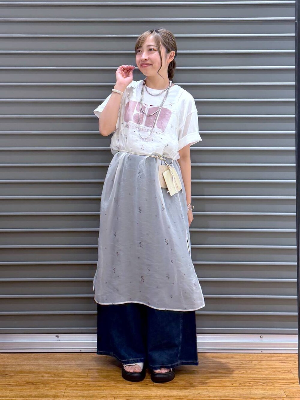 ホワイト系のワンピース、ホワイト系のTシャツ/カットソー、ホワイト系のサンダルを着用したレディースの夏コーディネートの5枚目の写真