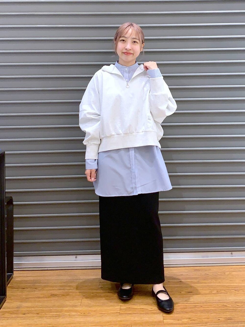 ブラック系のバレエシューズ、ブラック系のショルダーバッグ、ブラック系のスカートを着用したレディースの春コーディネートの6枚目の写真