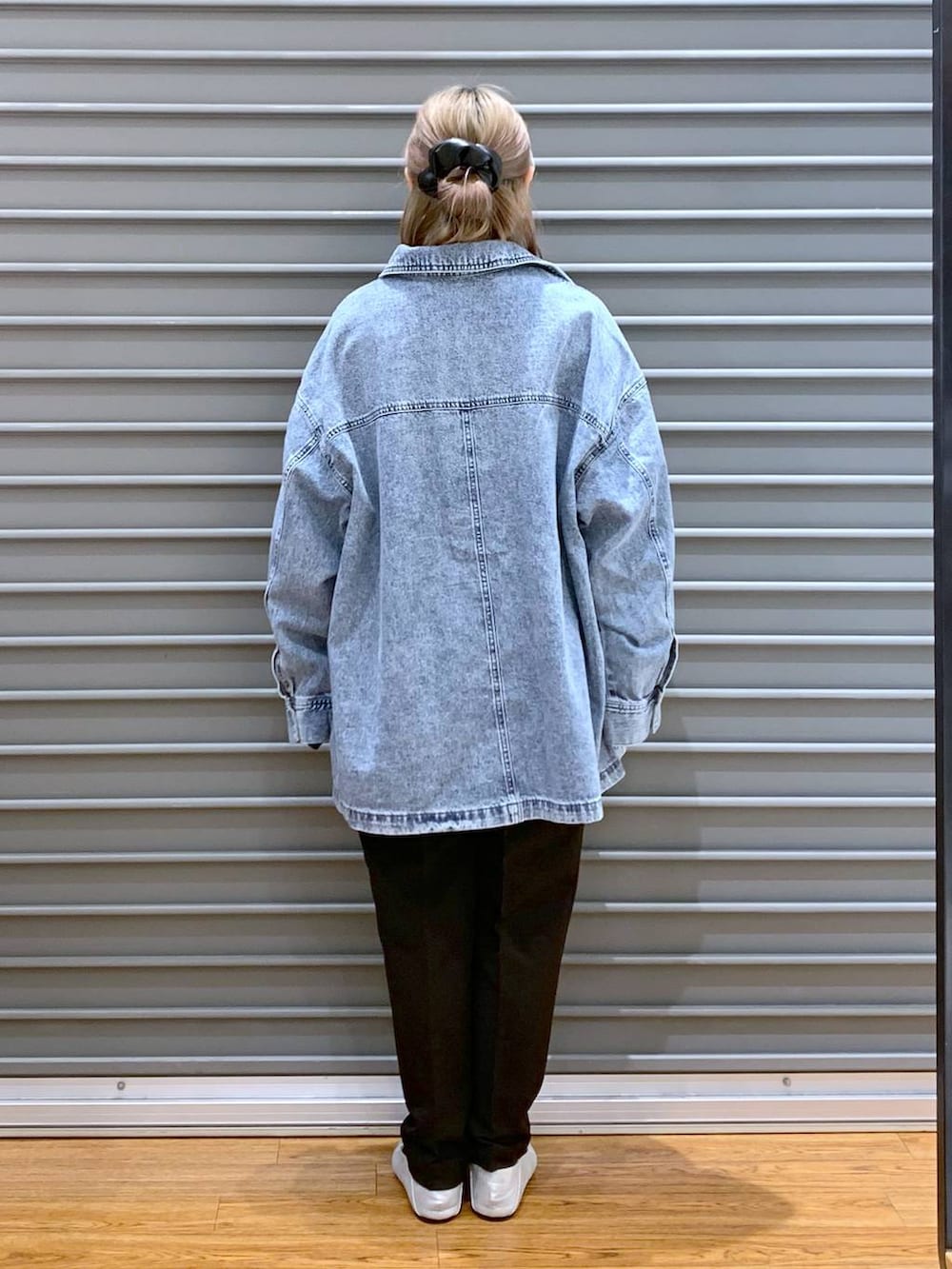 ブラック系のTシャツ/カットソー、ブラック系のスーツパンツ、シルバー系のローファーを着用したレディースの冬コーディネートの2枚目の写真