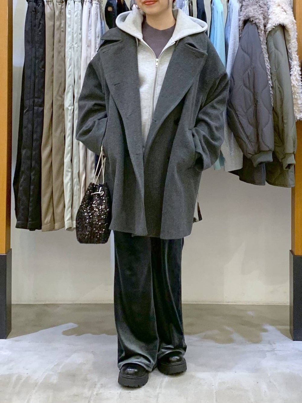 グレー系のニット/セーター、グレー系のその他アウター、ブルー系のその他パンツを着用したレディースの冬コーディネートの5枚目の写真