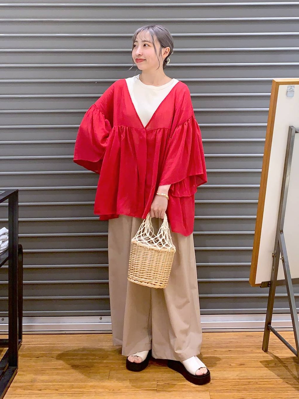 ホワイト系のかごバッグ、ホワイト系のタンクトップ、ホワイト系のサンダルを着用したレディースの夏コーディネートの3枚目の写真