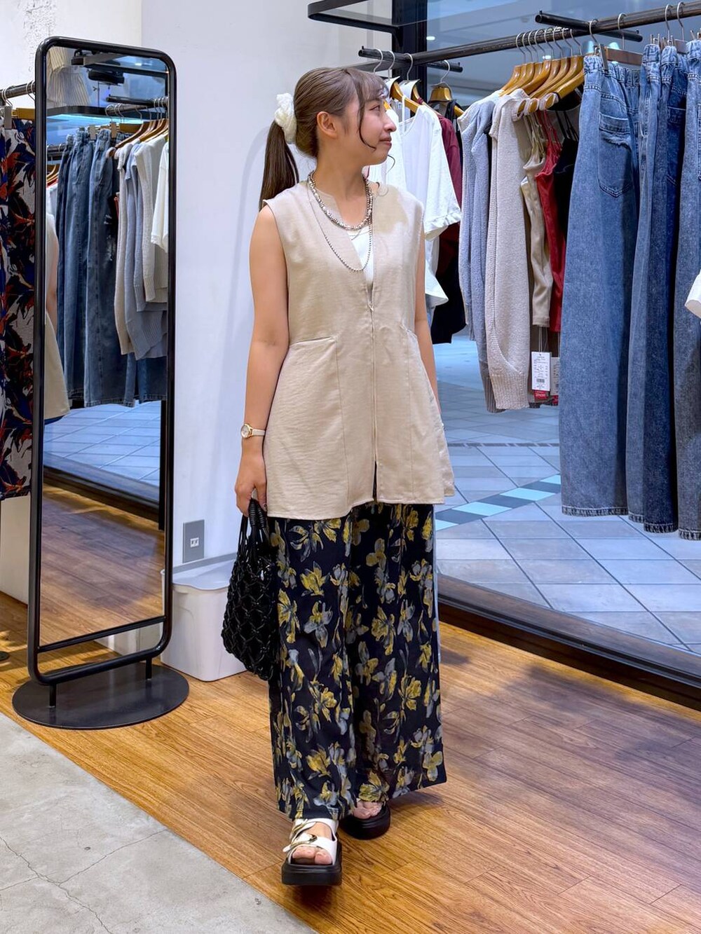 ブルー系のその他パンツ、ホワイト系のサンダル、ベージュ系のその他アウターを着用したレディースの夏コーディネートの4枚目の写真