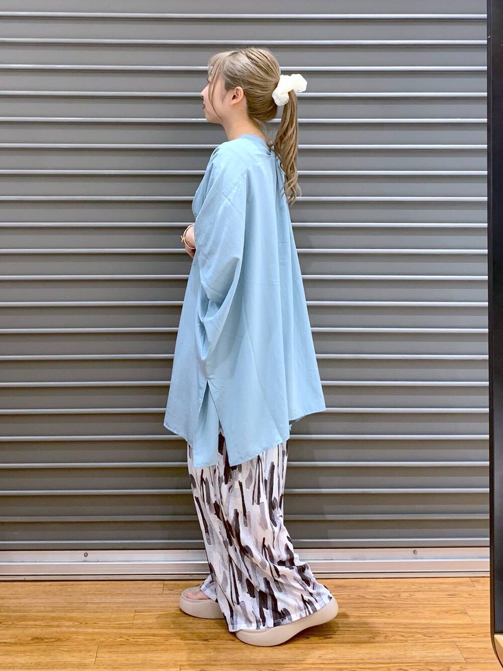 ブラック系のタンクトップ、ホワイト系のその他パンツ、ベージュ系のサンダルを着用したレディースの夏コーディネートの3枚目の写真