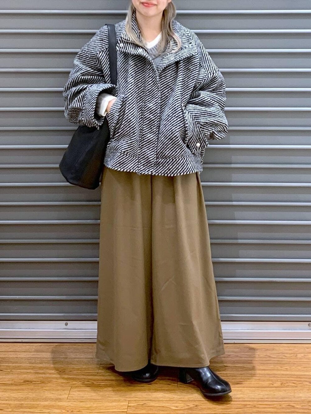 ブラック系のショルダーバッグ、ブラウン系のその他パンツ、グレー系のニット/セーターを着用したレディースの冬コーディネートの9枚目の写真