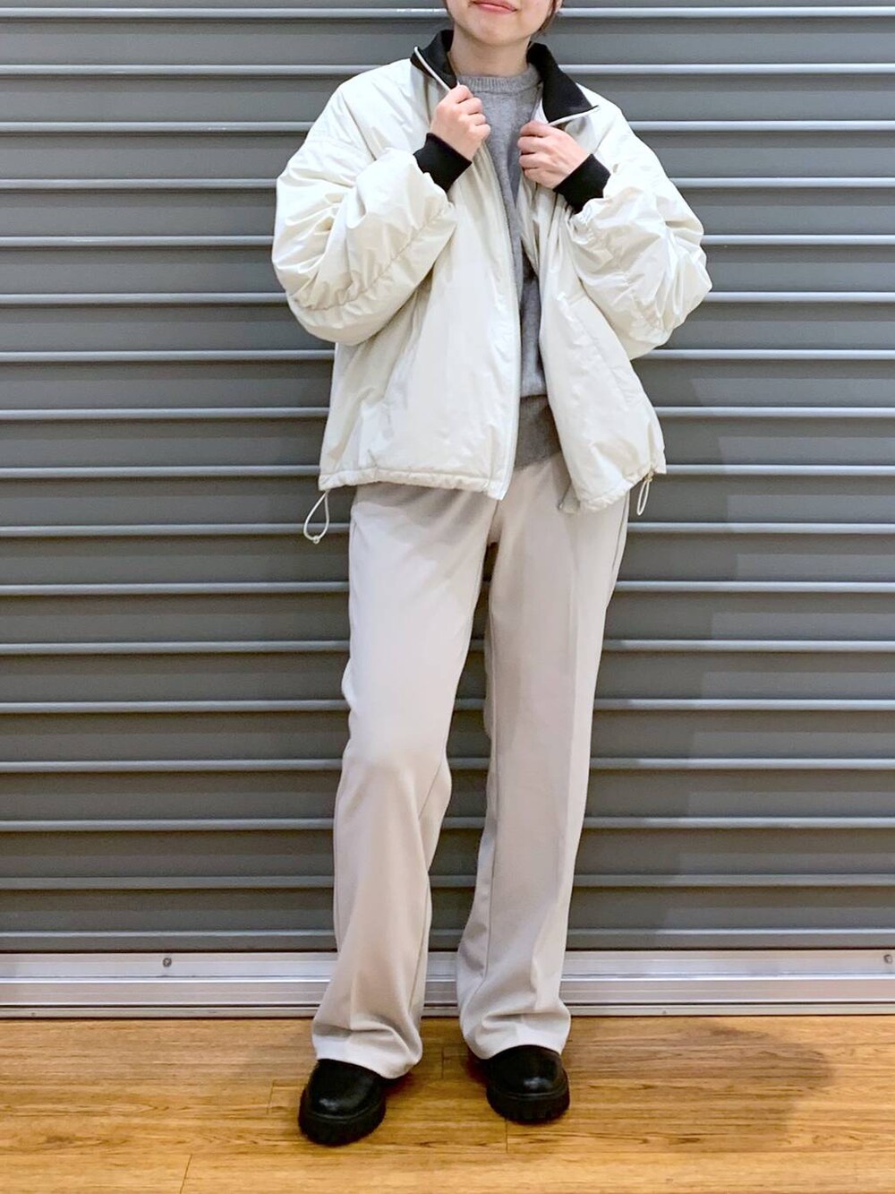 その他のショルダーバッグ、グレー系のニット/セーター、ブラック系のブーツを着用したレディースの冬コーディネートの5枚目の写真