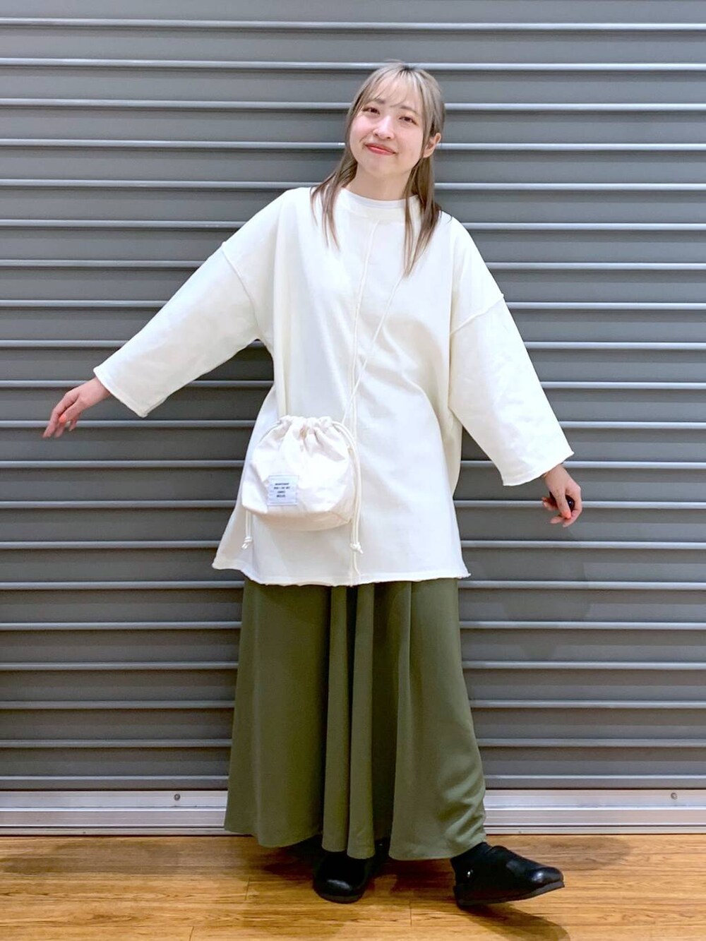 グリーン系のその他パンツ、ホワイト系のショルダーバッグ、ブラック系のサンダルを着用したレディースの春コーディネートの4枚目の写真