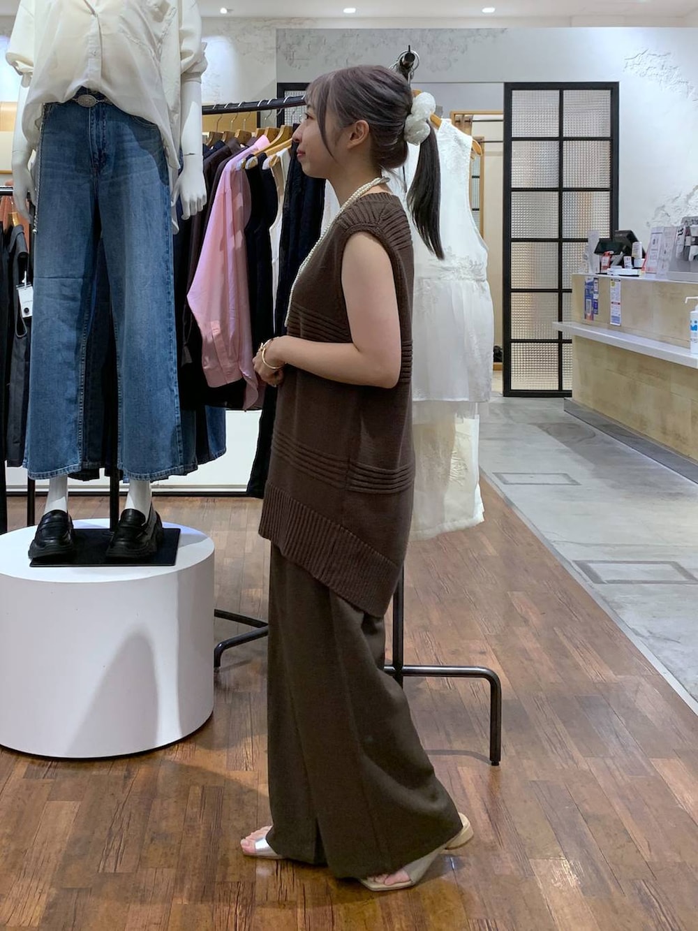 ブラウン系のその他パンツ、ベージュ系のサンダル、ブラック系のショルダーバッグを着用したレディースの秋コーディネートの3枚目の写真