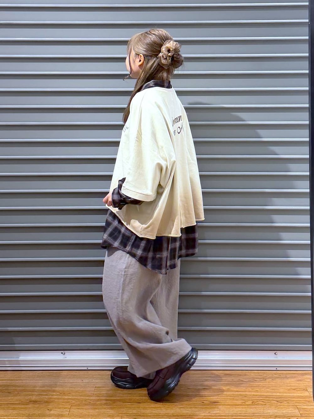 ブラウン系のローファー、ベージュ系のその他パンツ、ブラウン系のシャツ/ブラウスを着用したレディースの秋コーディネートの3枚目の写真