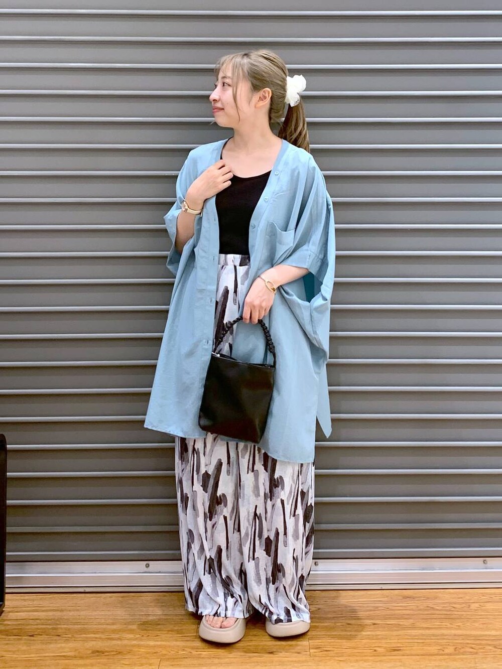 ブラック系のタンクトップ、ホワイト系のその他パンツ、ベージュ系のサンダルを着用したレディースの夏コーディネートの5枚目の写真