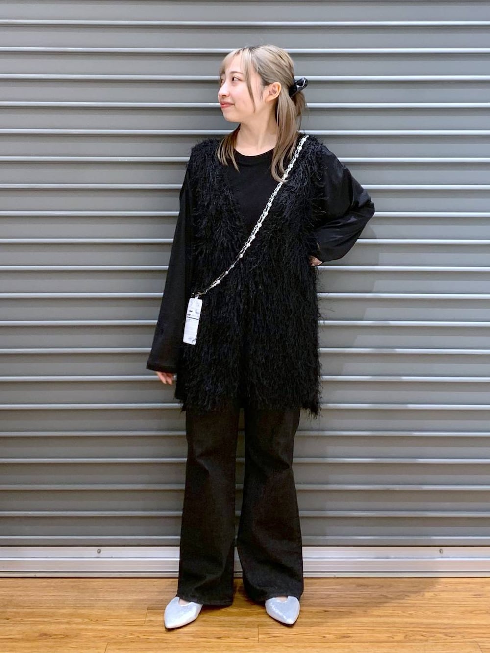 ブラック系のTシャツ/カットソー、ブラック系のデニムパンツ、シルバー系のパンプスを着用したレディースの春コーディネートの3枚目の写真