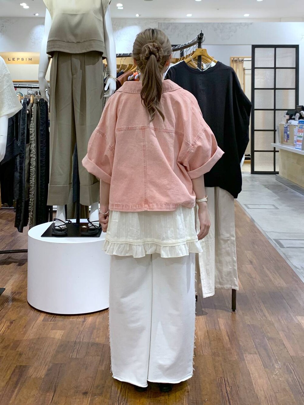 ホワイト系のスウェットパンツ、ホワイト系のサンダル、ホワイト系のショルダーバッグを着用したレディースの夏コーディネートの2枚目の写真