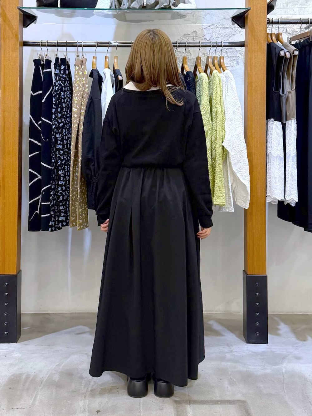 ブラック系のサンダル、ブラック系のボストンバッグ、ブラック系のスカートを着用したレディースの春コーディネートの2枚目の写真