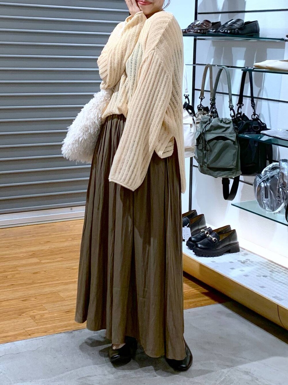 ベージュ系のニット/セーター、ブラウン系のその他パンツ、ブラック系のパンプスを着用したレディースの秋コーディネートの6枚目の写真