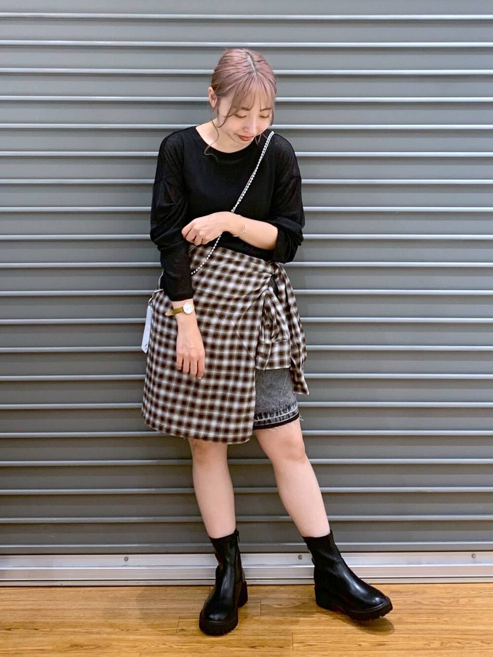 ブラック系のTシャツ/カットソー、ブラック系のブーツ、ブラウン系のシャツ/ブラウスを着用したレディースの秋コーディネートの2枚目の写真