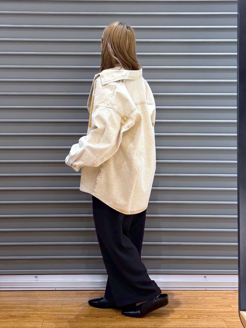 ホワイト系のTシャツ/カットソー、ベージュ系のシャツ/ブラウス、ブラック系のその他パンツを着用したレディースの春コーディネートの3枚目の写真