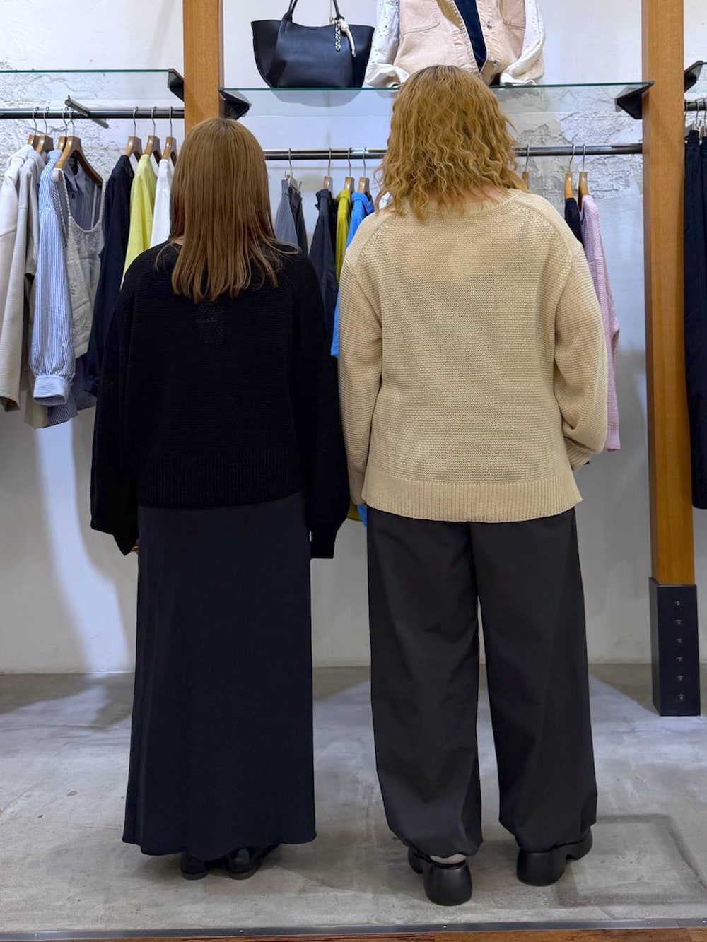 ブラック系のサンダル、グレー系のその他パンツ、ブラック系のスカートを着用したレディースの春コーディネートの2枚目の写真