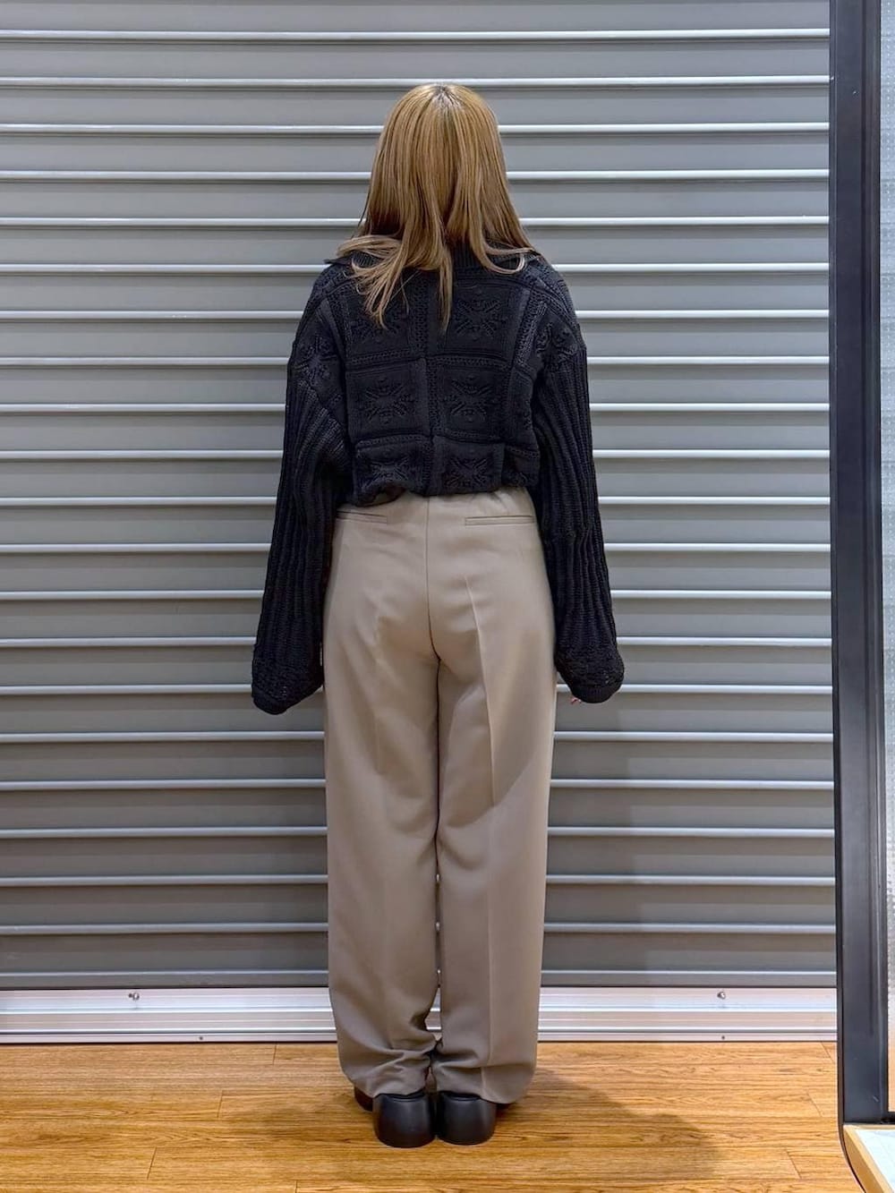 ブラック系のショルダーバッグ、ブラック系のサンダル、ブラウン系のその他パンツを着用したレディースの冬コーディネートの2枚目の写真