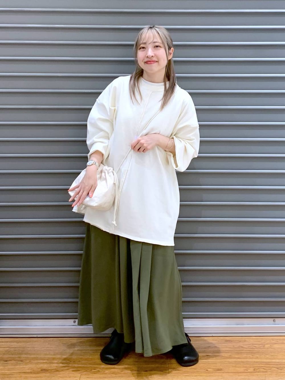 グリーン系のその他パンツ、ホワイト系のショルダーバッグ、ブラック系のサンダルを着用したレディースの春コーディネートの5枚目の写真