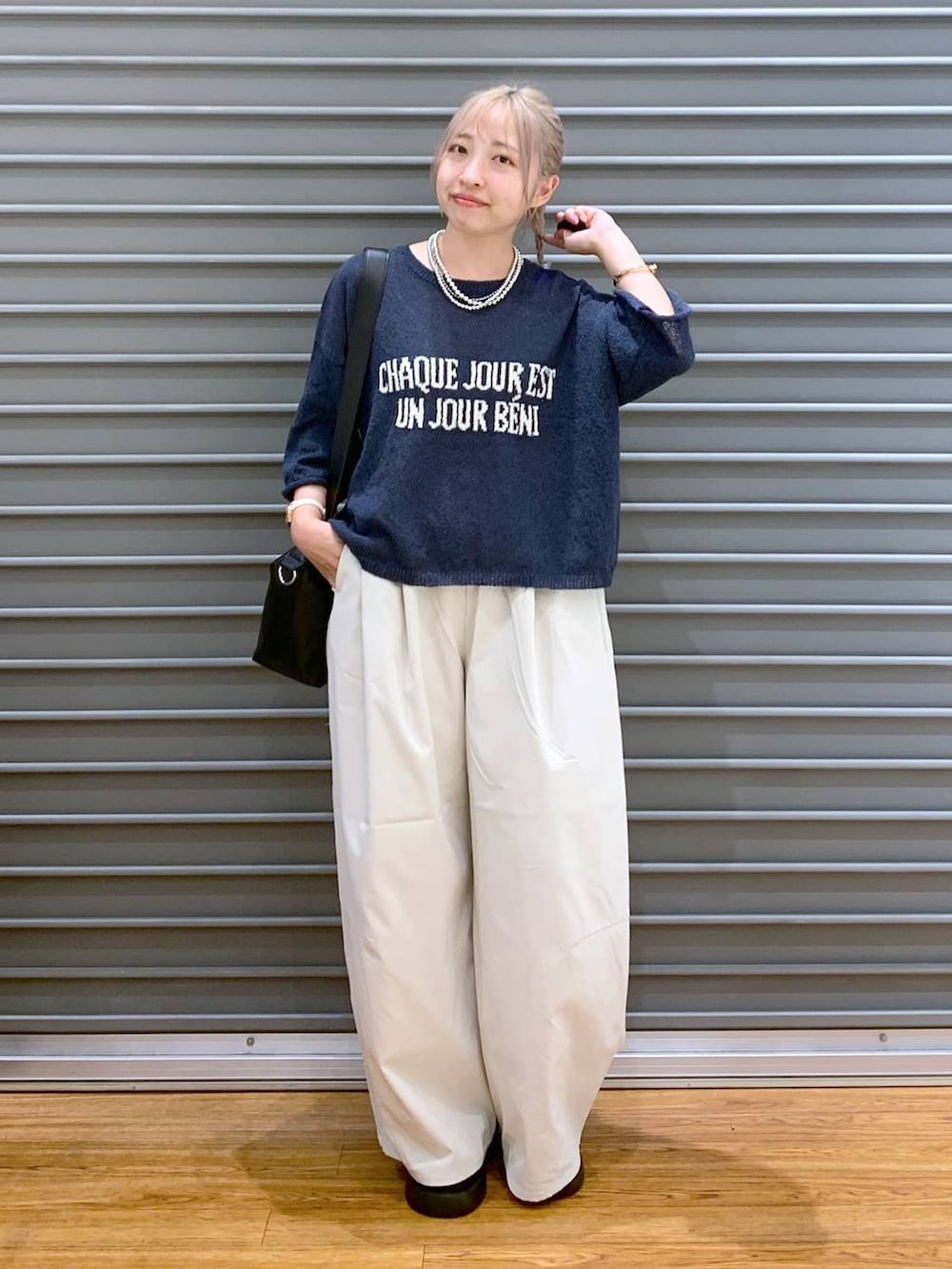 ホワイト系のその他パンツ、ブラック系のショルダーバッグ、ブルー系のニット/セーターを着用したレディースの夏コーディネートの6枚目の写真