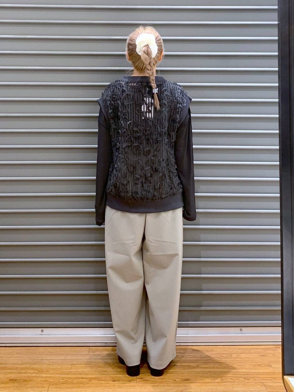 ベージュ系のスラックス、ブラック系のその他シューズ、ブラック系のボストンバッグを着用したレディースの秋コーディネートの2枚目の写真