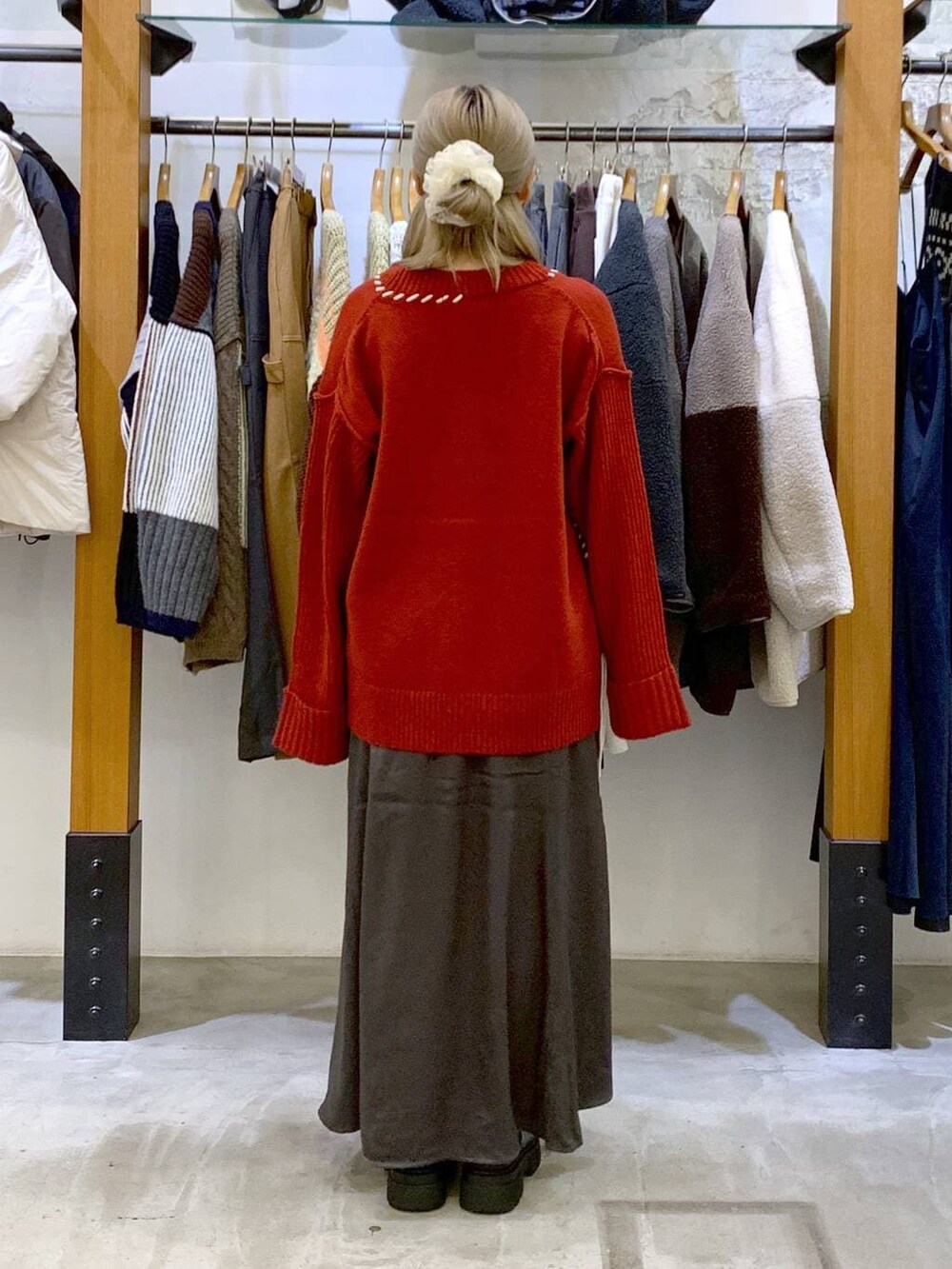 ブラック系のブーツ、ブラック系のショルダーバッグ、レッド系のカーディガン/ボレロを着用したレディースの冬コーディネートの2枚目の写真