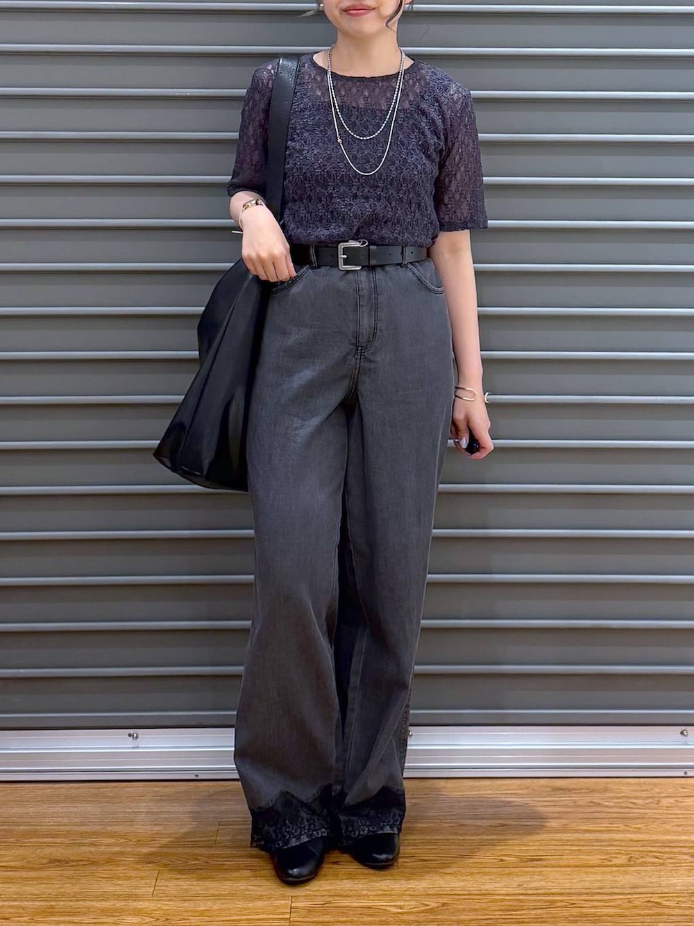 ブラック系のショルダーバッグ、ブラック系のパンプス、グレー系のTシャツ/カットソーを着用したレディースの夏コーディネートの6枚目の写真