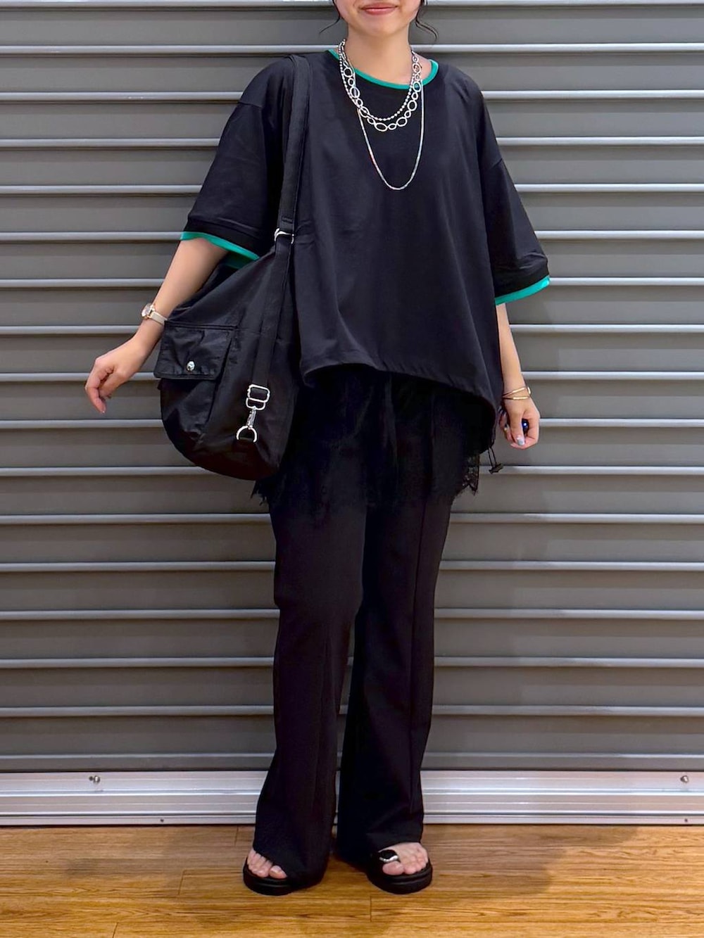ブラック系のTシャツ/カットソー、グレー系のTシャツ/カットソー、ブラック系のショルダーバッグを着用したレディースの夏コーディネートの4枚目の写真