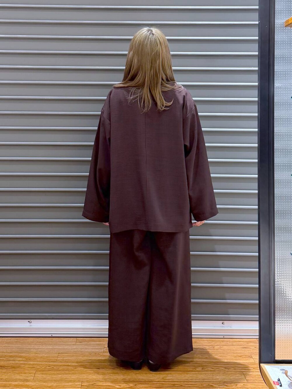 ブラック系のボストンバッグ、ブラウン系のその他パンツ、ブラック系のパンプスを着用したレディースの春コーディネートの2枚目の写真