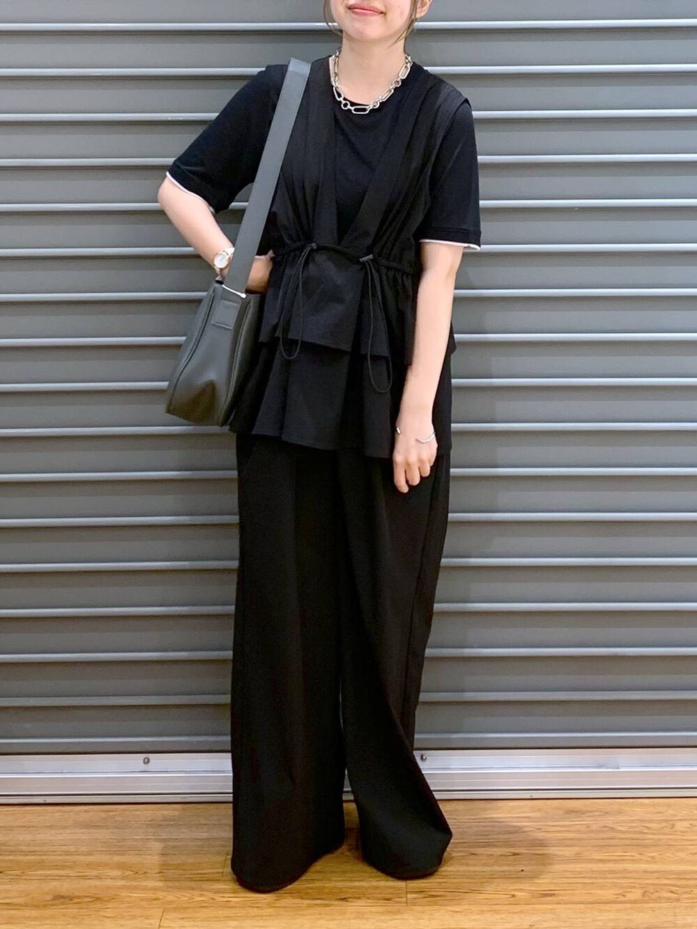 シルバー系のサンダル、ブラック系のつなぎ/オールインワン、グレー系のショルダーバッグを着用したレディースの夏コーディネートの6枚目の写真