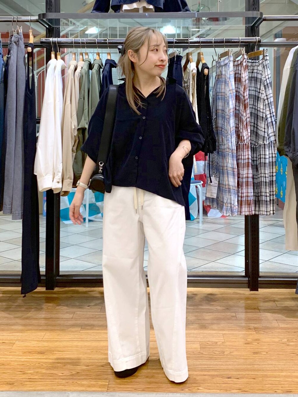 ブルー系のシャツ/ブラウス、ブラック系のローファー、ホワイト系のデニムパンツを着用したレディースの春コーディネートの5枚目の写真