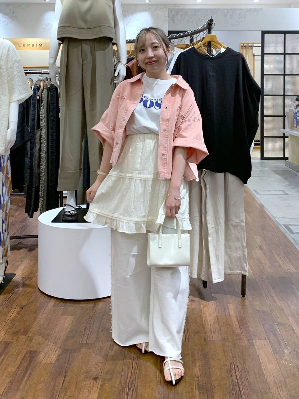 ホワイト系のスウェットパンツ、ホワイト系のサンダル、ホワイト系のショルダーバッグを着用したレディースの夏コーディネートの6枚目の写真