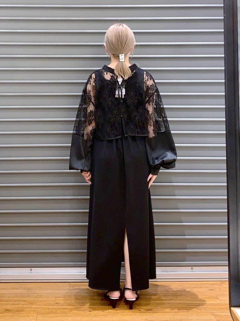 ブラック系のドレス、ブラック系のパンプスを着用したレディースの春コーディネートの2枚目の写真