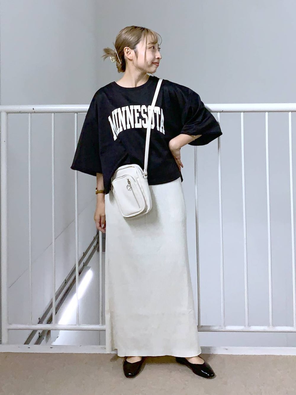 ブラック系のTシャツ/カットソー、ホワイト系のスカート、ホワイト系のショルダーバッグを着用したレディースの夏コーディネートの5枚目の写真