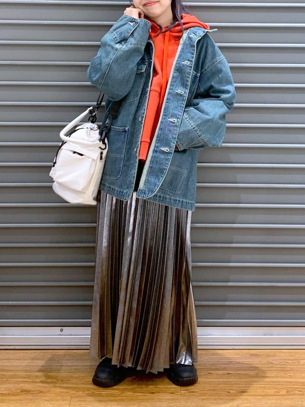 ホワイト系のショルダーバッグ、ブルー系のデニムジャケット、グレー系のスカートを着用したレディースの春コーディネートの7枚目の写真