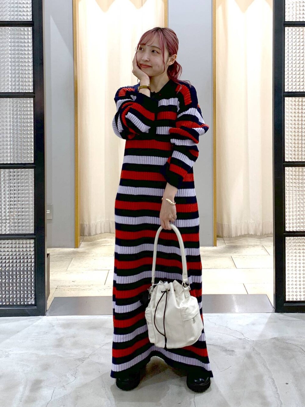 ブラック系のブーツ、ホワイト系のショルダーバッグ、その他のワンピースを着用したレディースの秋コーディネートの3枚目の写真