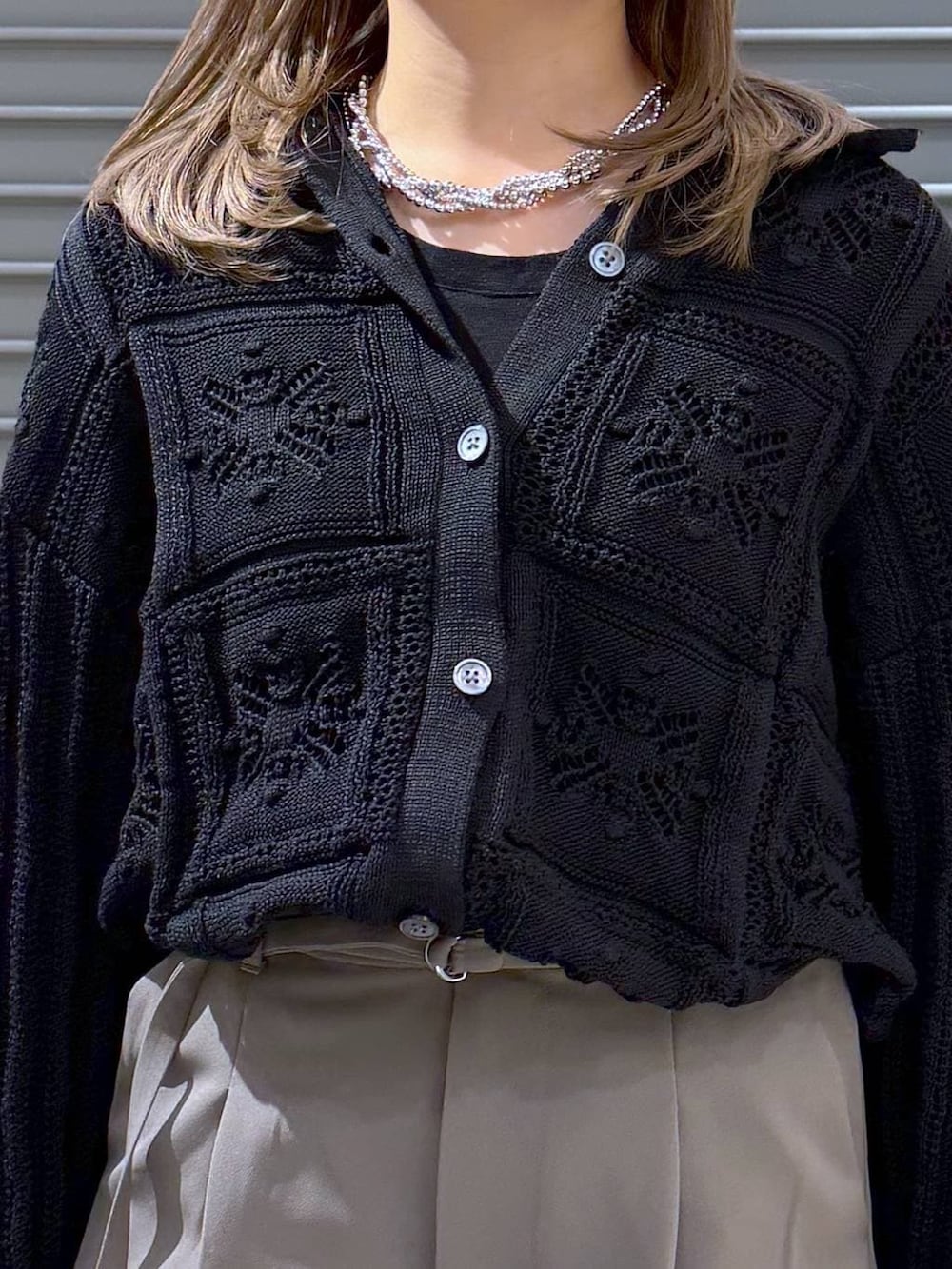 ブラック系のショルダーバッグ、ブラック系のサンダル、ブラウン系のその他パンツを着用したレディースの冬コーディネートの4枚目の写真