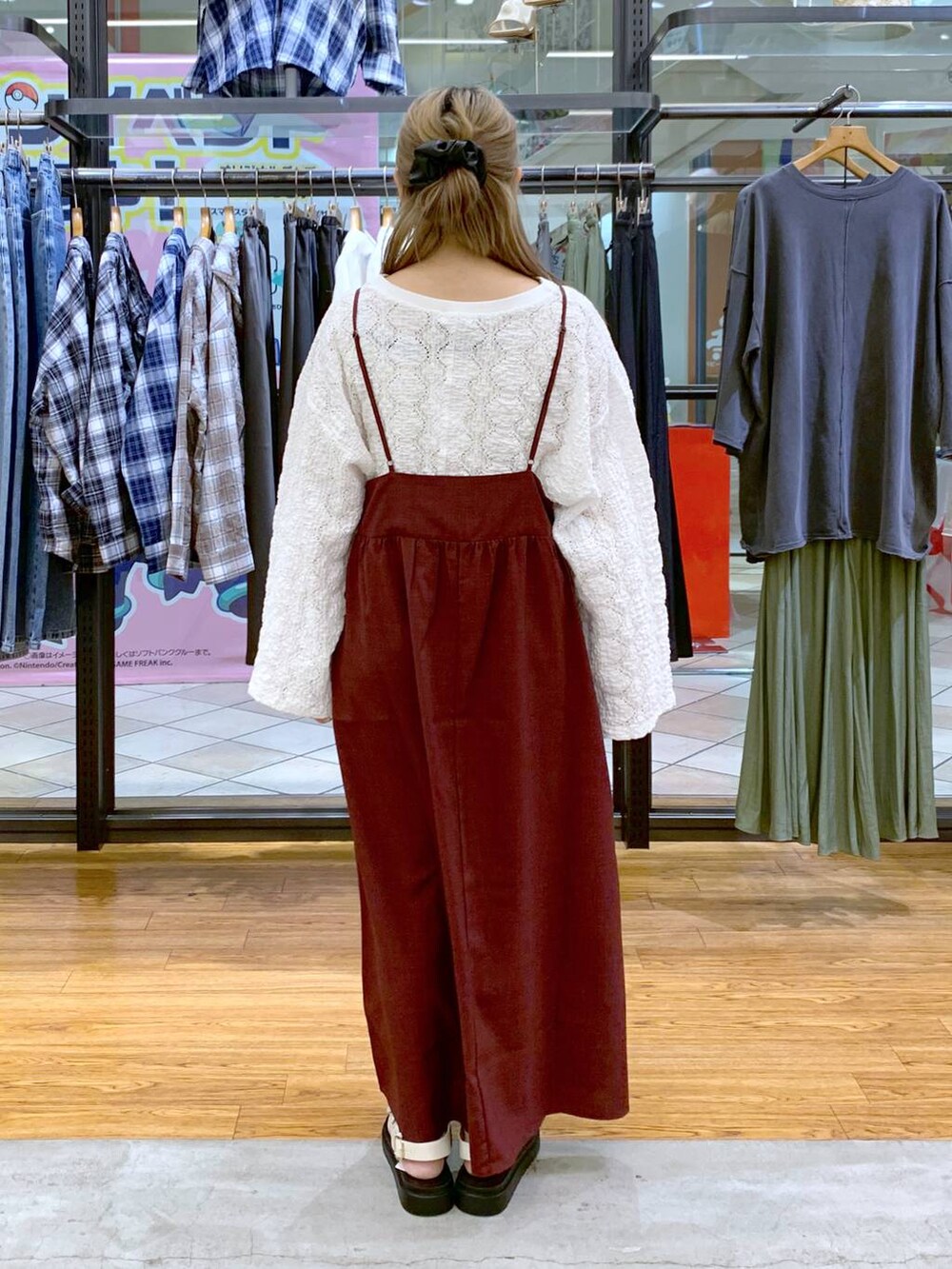 ホワイト系のサンダル、レッド系のワンピース、ホワイト系のTシャツ/カットソーを着用したレディースの春コーディネートの2枚目の写真