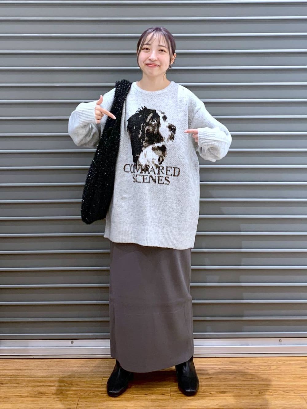 ブラック系のショルダーバッグ、グレー系のスカート、ブラック系のブーツを着用したレディースの冬コーディネートの5枚目の写真