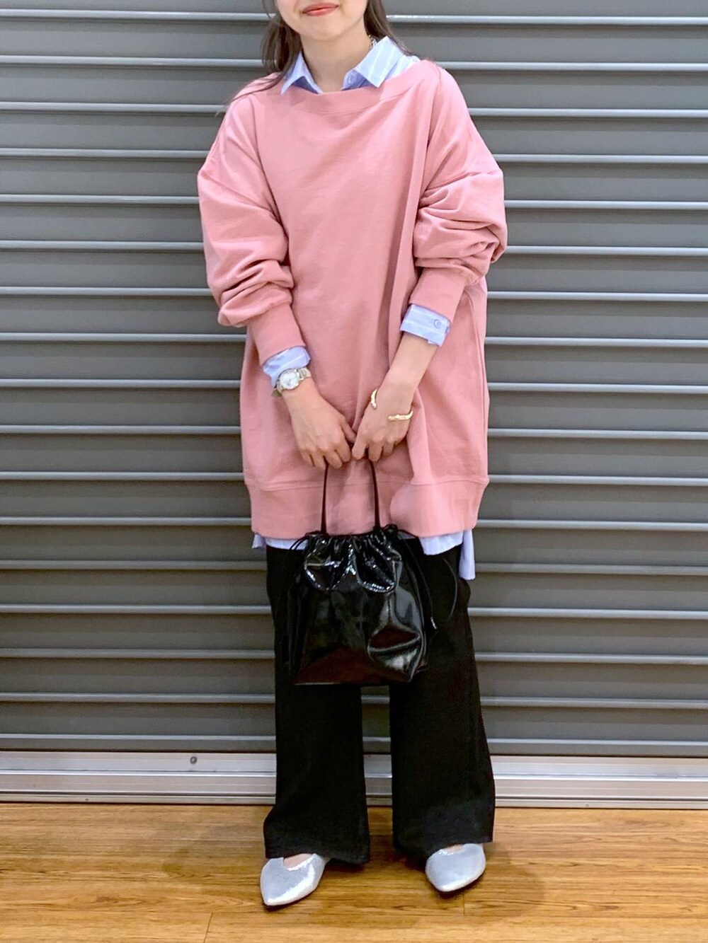 ブルー系のシャツ/ブラウス、ブラック系のデニムパンツ、ブラック系のショルダーバッグを着用したレディースの春コーディネートの5枚目の写真