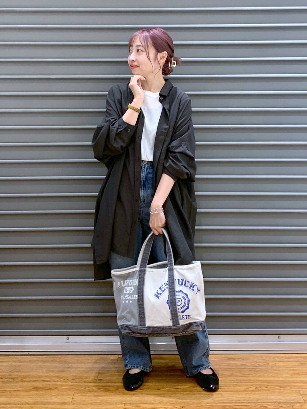 ホワイト系のTシャツ/カットソー、ブルー系のトートバッグ、ブラック系のパンプスを着用したレディースの秋コーディネートの4枚目の写真