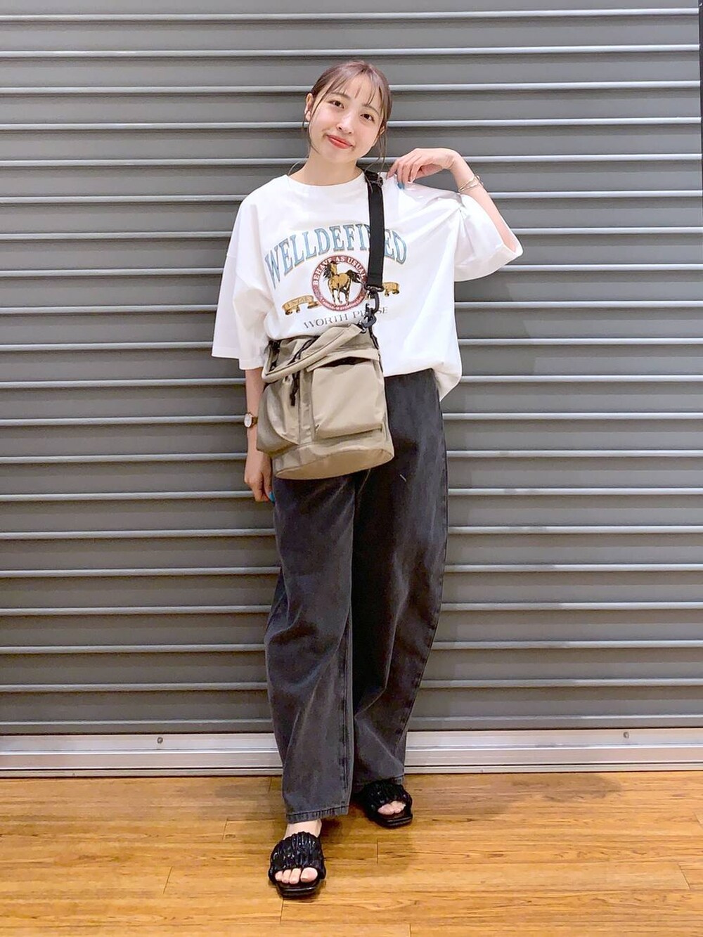 ホワイト系のTシャツ/カットソー、ブラック系のデニムパンツ、ベージュ系のショルダーバッグを着用したレディースの夏コーディネートの4枚目の写真