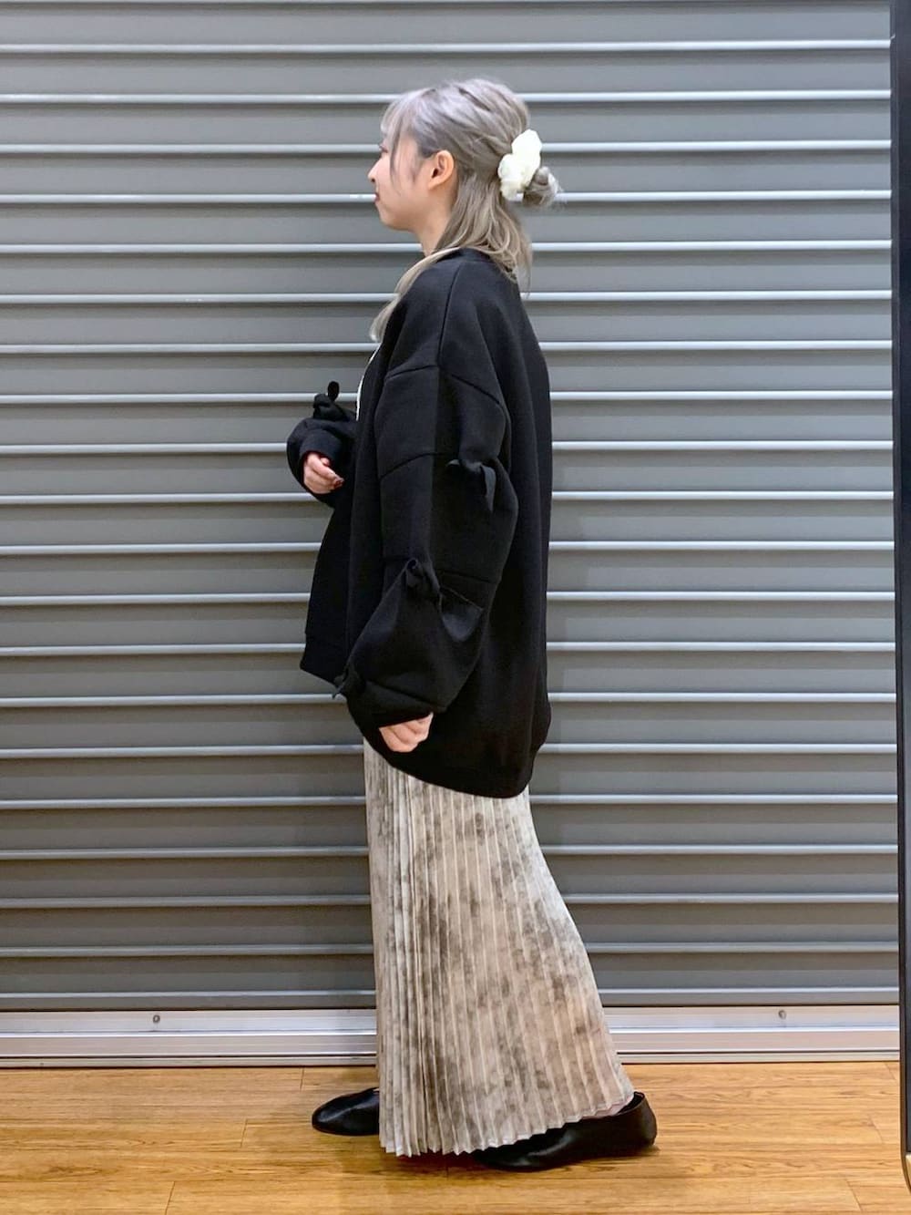 ホワイト系のスカート、ブラック系のボストンバッグ、ブラック系のスウェットを着用したレディースの秋コーディネートの3枚目の写真