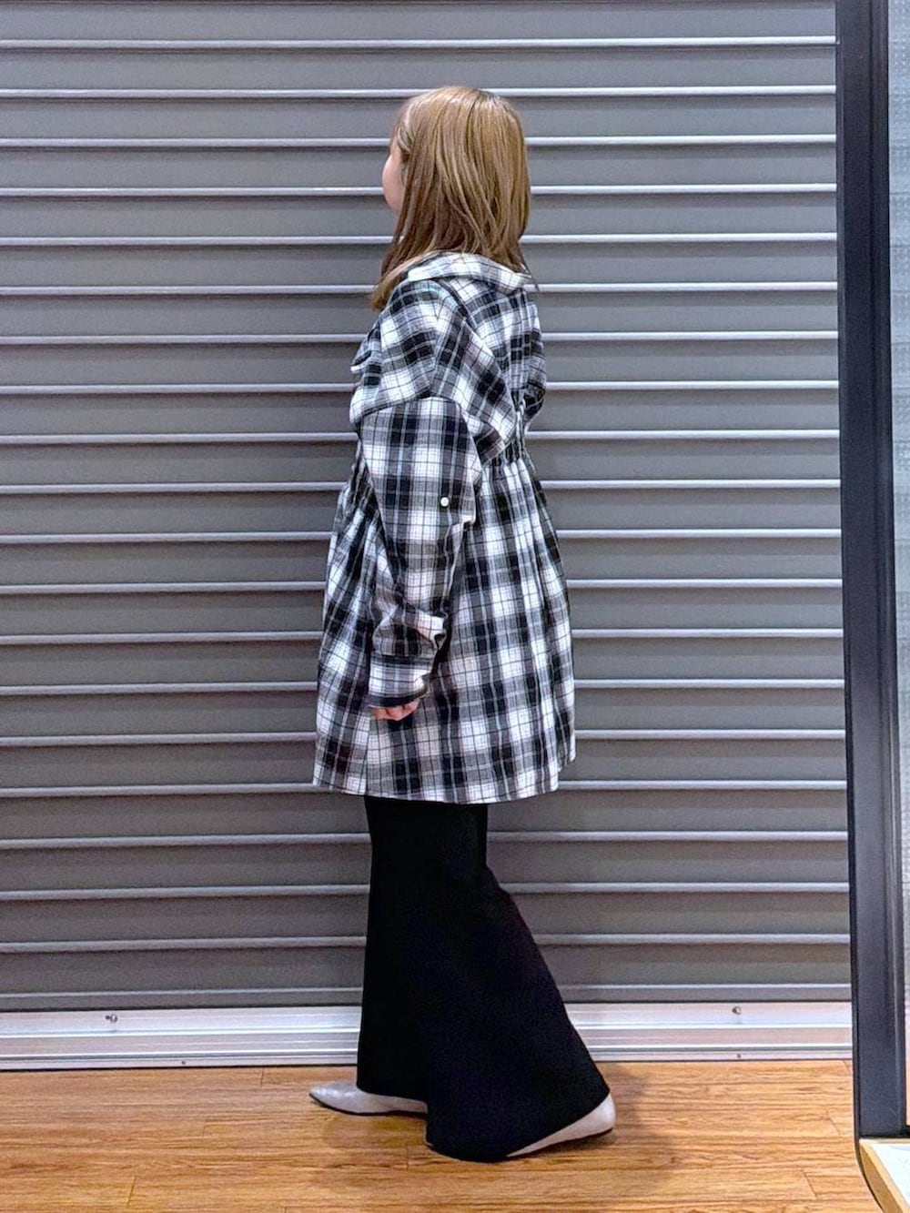 ブラック系のボストンバッグ、シルバー系のパンプス、ブラック系のスウェットパンツを着用したレディースの春コーディネートの3枚目の写真