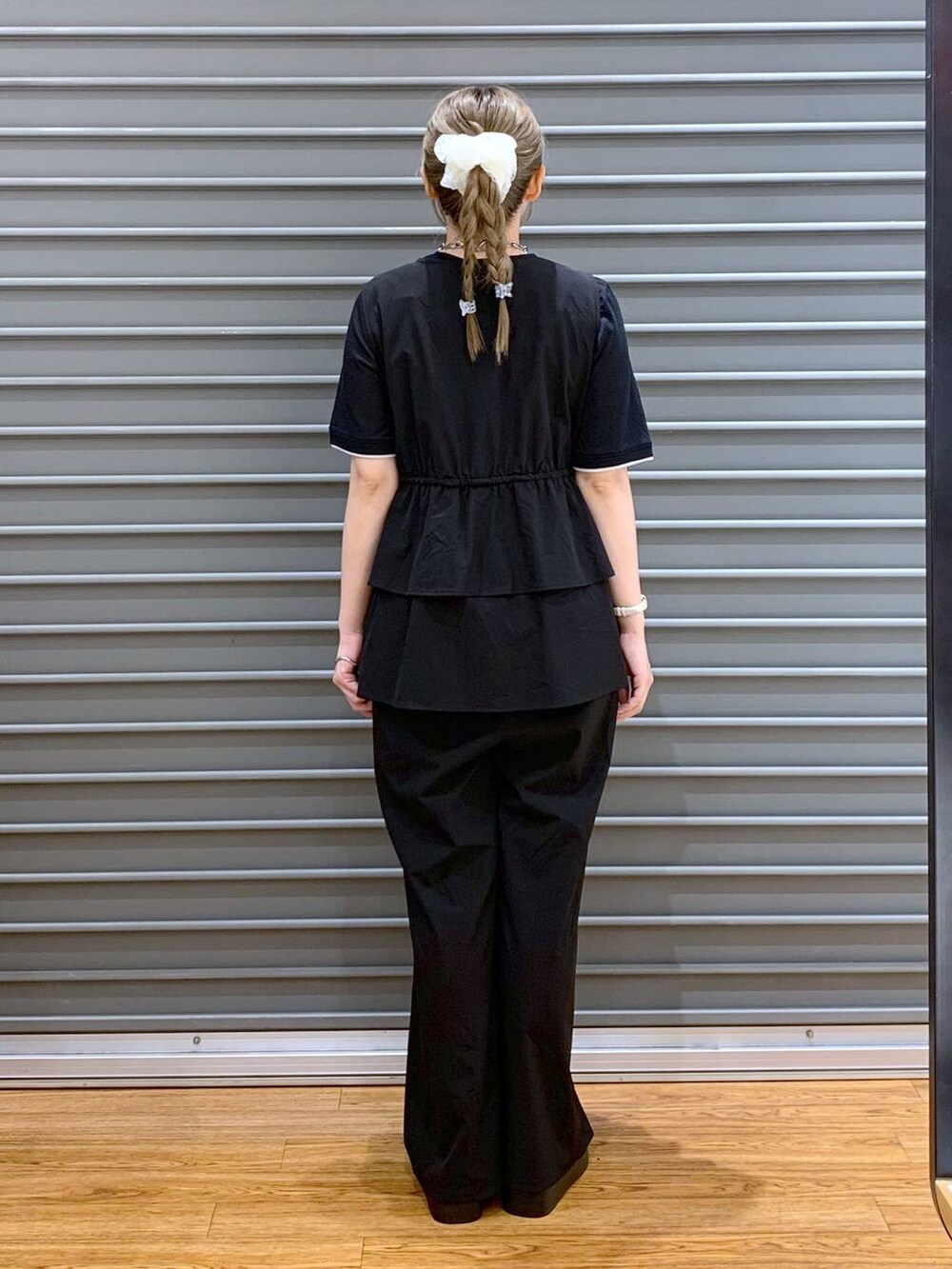 シルバー系のサンダル、ブラック系のつなぎ/オールインワン、グレー系のショルダーバッグを着用したレディースの夏コーディネートの2枚目の写真