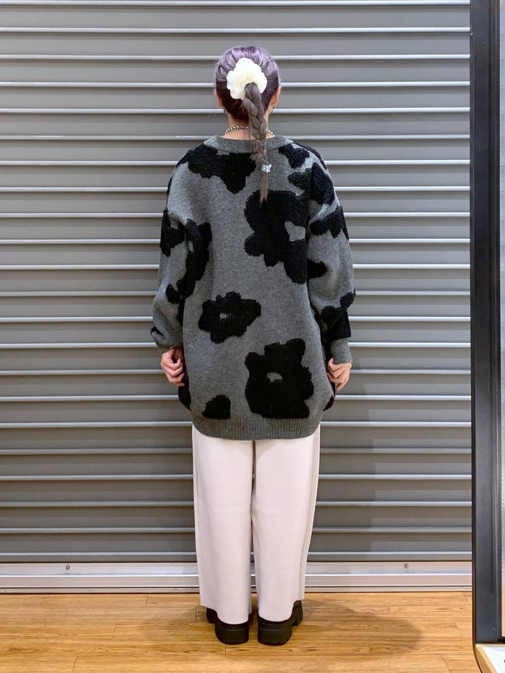 ベージュ系のその他パンツ、その他のショルダーバッグ、ブラック系のブーツを着用したレディースの冬コーディネートの2枚目の写真