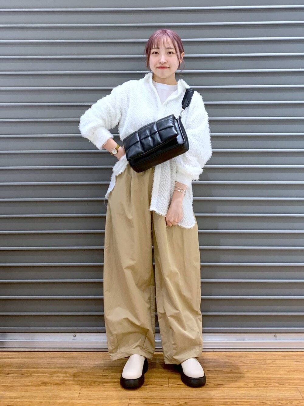 ブラック系のショルダーバッグ、グレー系のTシャツ/カットソー、ホワイト系のその他シューズを着用したレディースの春コーディネートの4枚目の写真