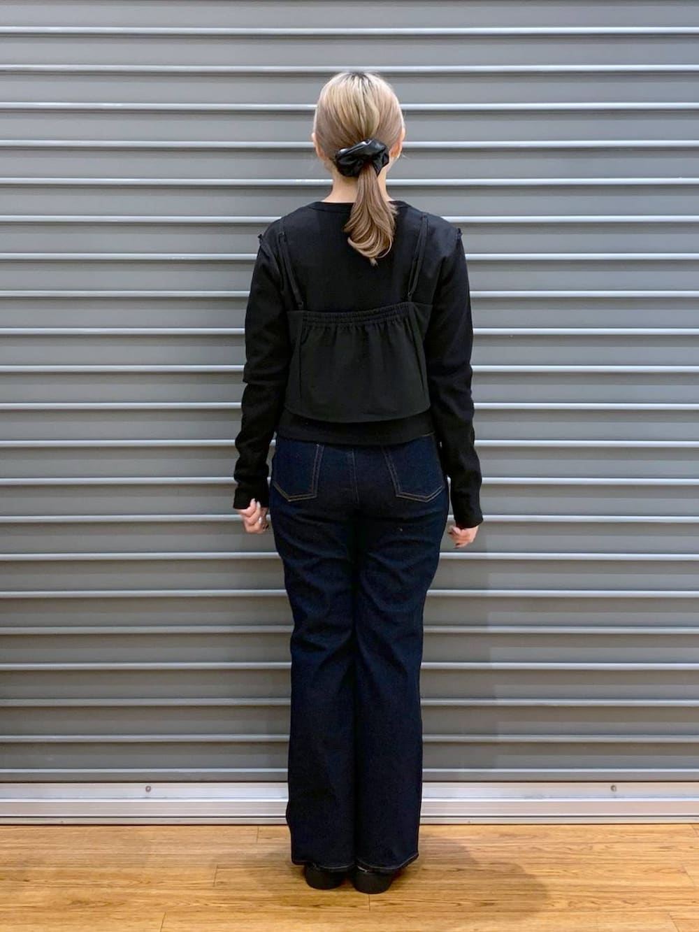 ブラック系のショルダーバッグ、ブラック系のキャミソール、ブラック系のローファーを着用したレディースの春コーディネートの3枚目の写真