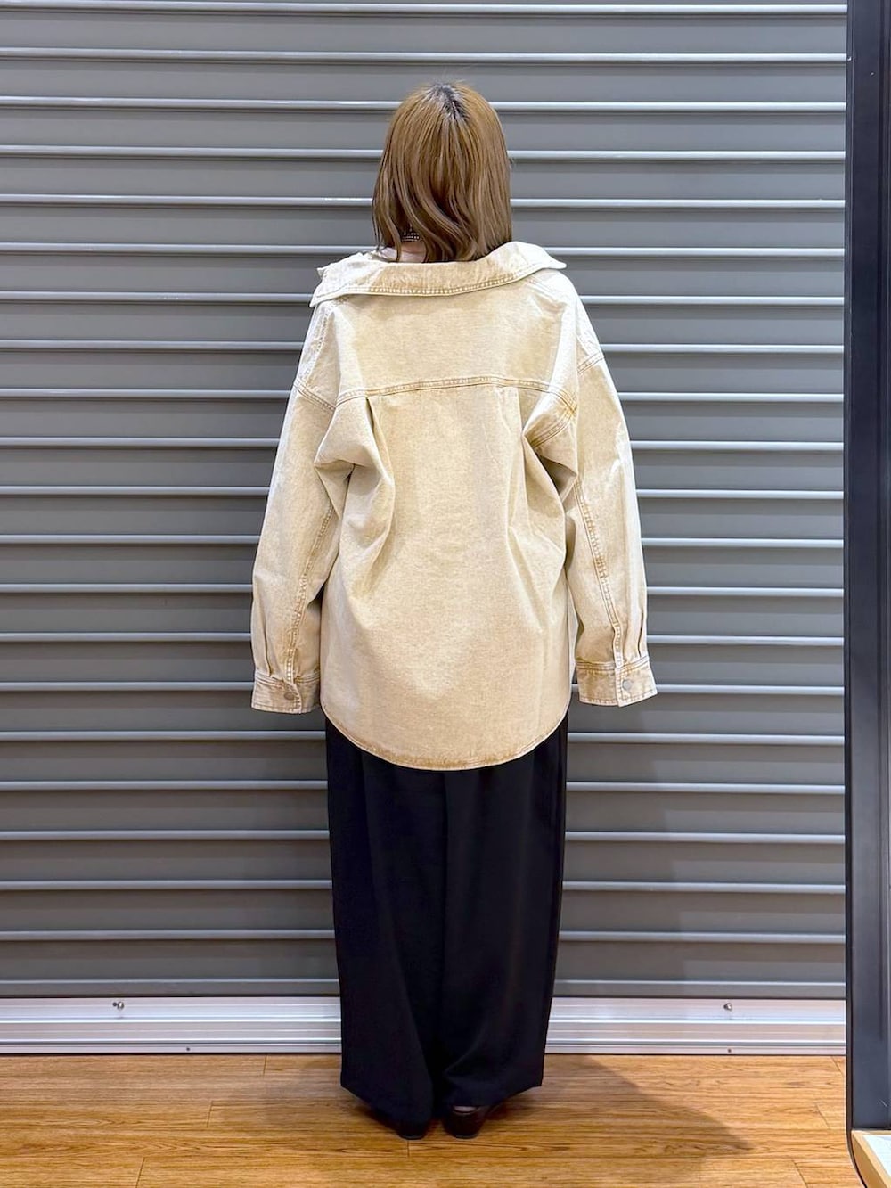 ホワイト系のTシャツ/カットソー、ベージュ系のシャツ/ブラウス、ブラック系のその他パンツを着用したレディースの春コーディネートの2枚目の写真