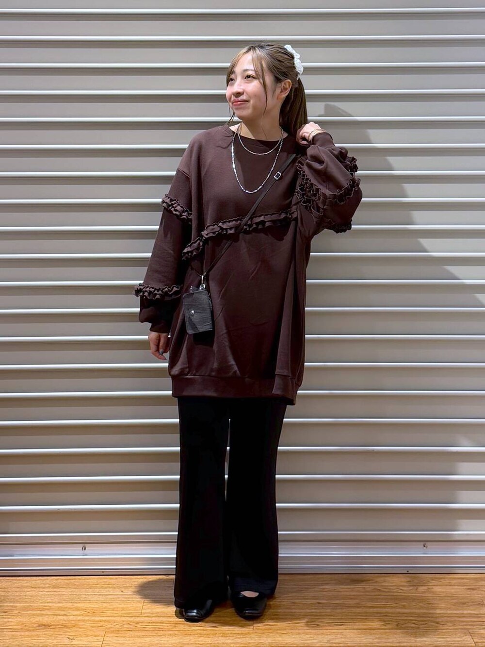 ブラック系のその他パンツ、ブラック系のパンプス、シルバー系のネックレスを着用したレディースの秋コーディネートの4枚目の写真